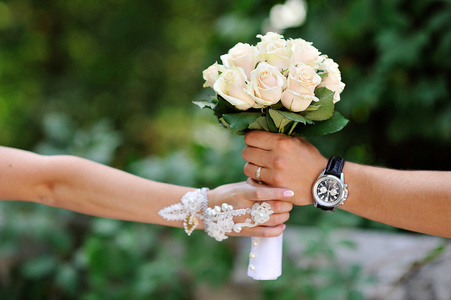 新娘新郎发送白玫瑰婚礼的花束