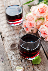 静物与红葡萄酒和玫瑰花束