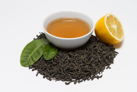 锡兰红茶煮成一碗 干茶叶和柠檬