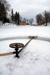 在冰冻的湖面上的一个圆驾雪橇