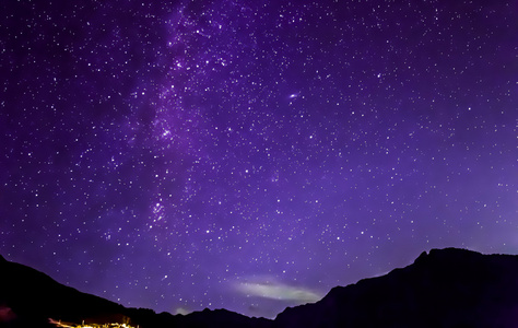 紫色夜空的星星。银河横跨山