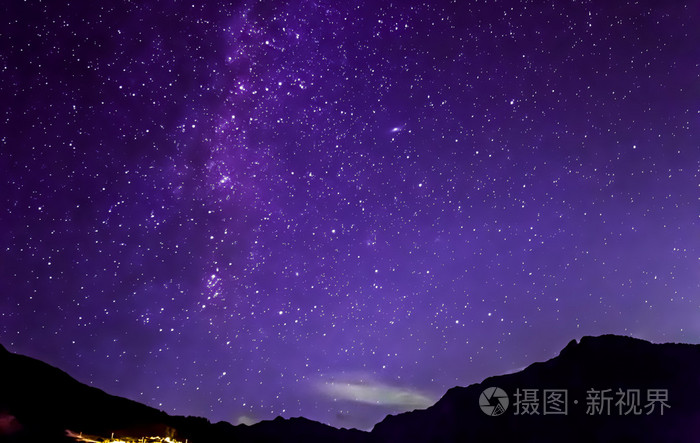 紫色夜空的星星 银河横跨山照片 正版商用图片1hw36e 摄图新视界 紫色夜空的星星 银河横跨山照片 正版商用图片1hw36e 摄图新视界