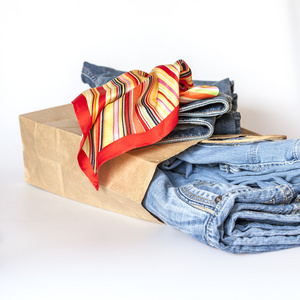 购物 牛仔裤和深浅不一的纸品包装