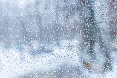 在玻璃上的雨图片