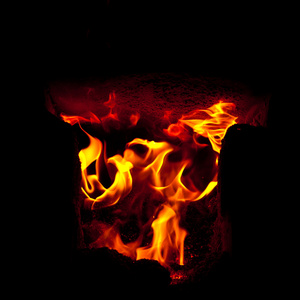 火焰喷发从燃烧室的炉，在黑色的背景