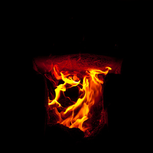 火焰喷发火焰喷发从燃烧室的炉,在黑色的背景照片