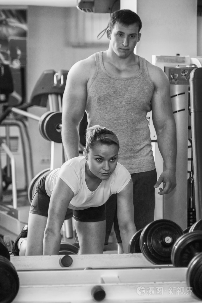 男人和女人在健身房训练