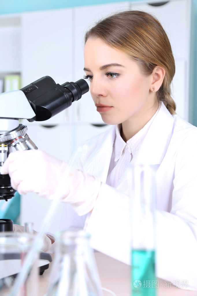 年轻的女科学家,用显微镜实验室照片-正版商用图片1hwa5r-摄图新视界