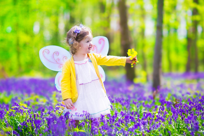 小女孩在仙女装束在蓝色铃铛领域