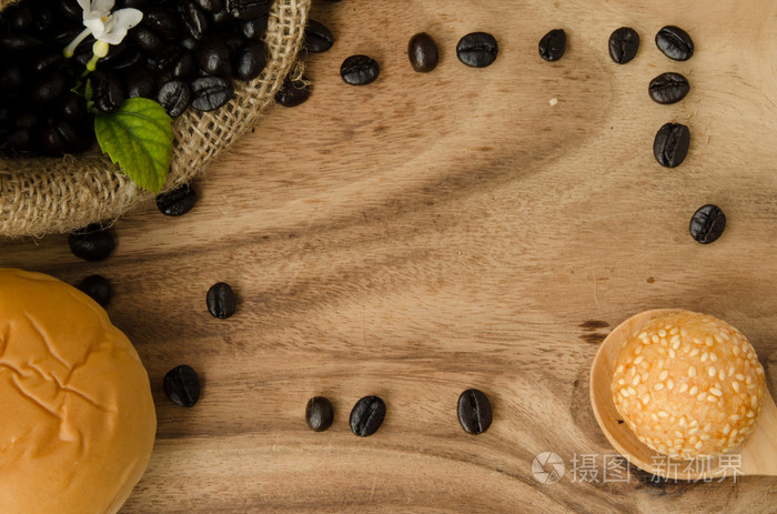 咖啡豆在麻袋里花布里恩与玉米的木制背景.decoration