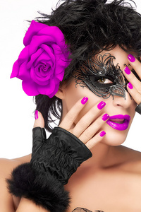 美容时尚女人与优雅的面具。紫色的嘴唇和指甲