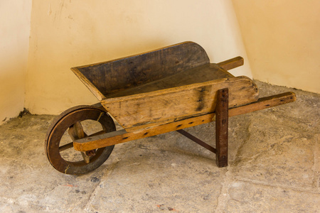 老式旧粗糙木制手推车孤立的白色衬底上的老式旧粗糙木制手推车旧的