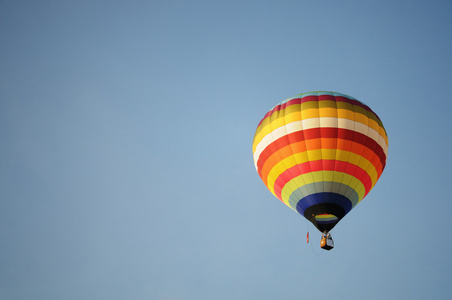 彩色气球在天空上
