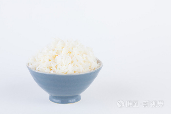 碗里盛满了米饭白色纸张背景上