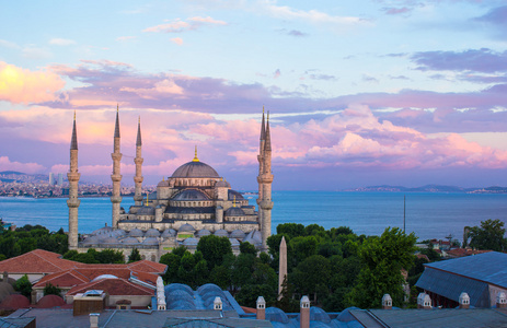 在日落时在伊斯坦布尔，土耳其，老城区的蓝色清真寺