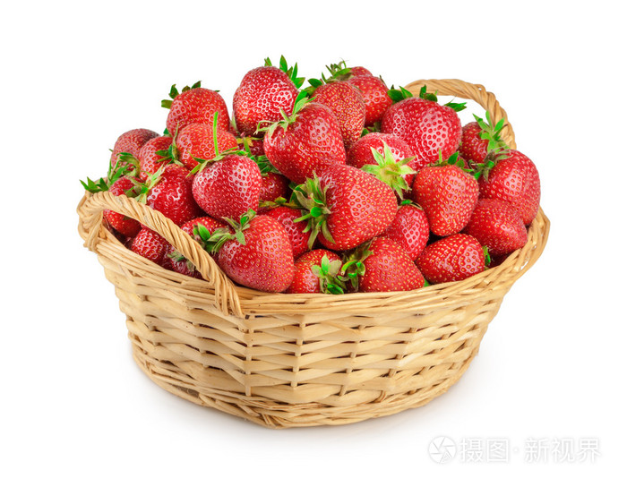 草莓在孤立的篮子里