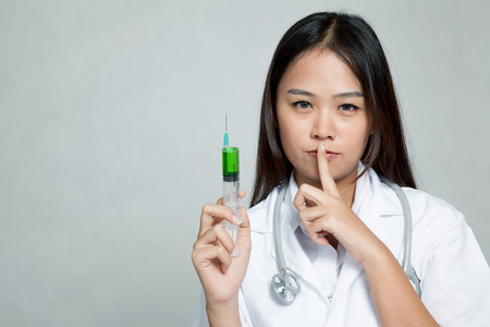 年轻的亚洲女医生与注射器安静迹象