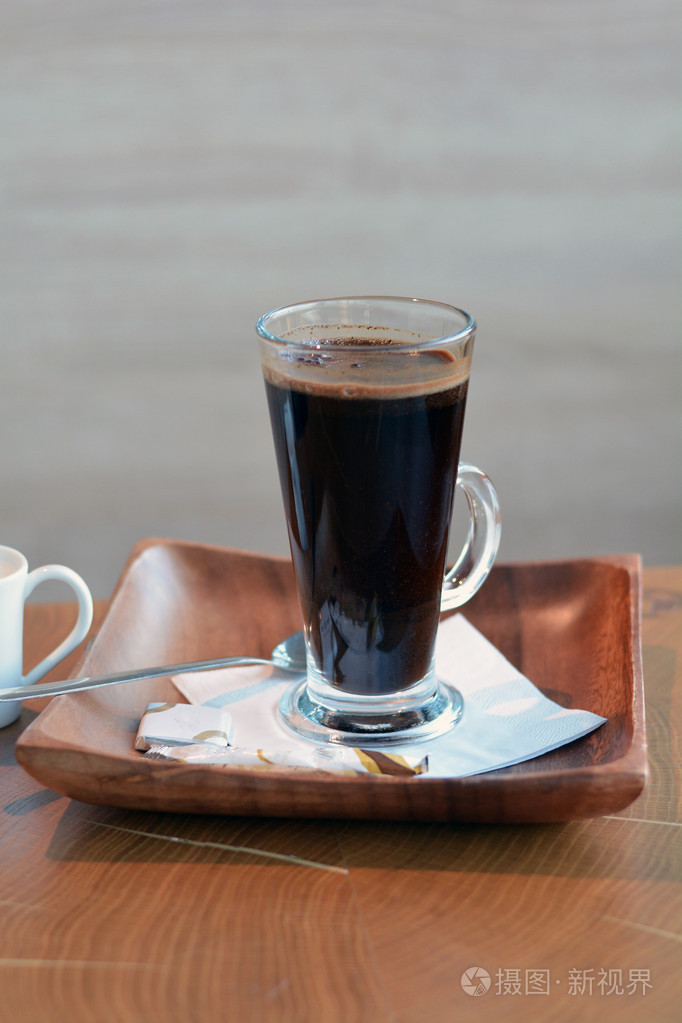 黑咖啡在木桌上的玻璃杯子