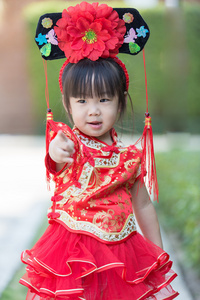 在中国服饰中的小亚洲女孩