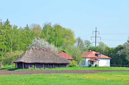 古老的谷仓和小屋