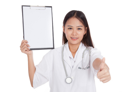 年轻的亚洲女性医生竖起大拇指与空白的剪贴板