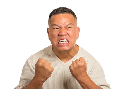 愤怒中间岁的人与在空气中张开嘴拳头愤怒不安的年轻男人, 员工, 在
