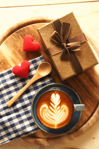 老式的颜色基调的杯加红色的心，在桌上的咖啡