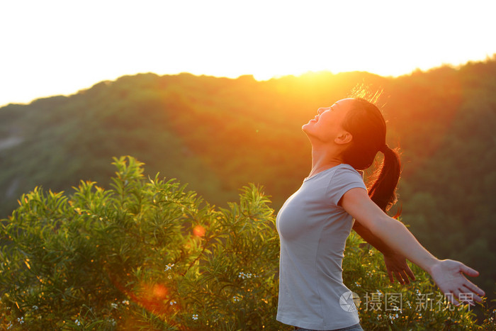 张开双臂的女人