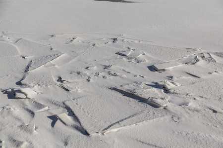 被冻结的冰和雪在安大略湖上