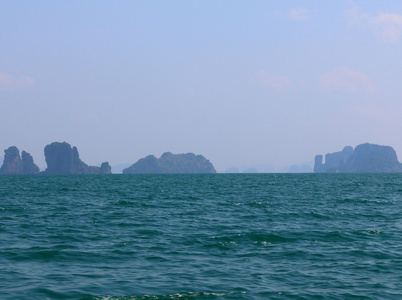 岩层和周围泰国甲米岛
