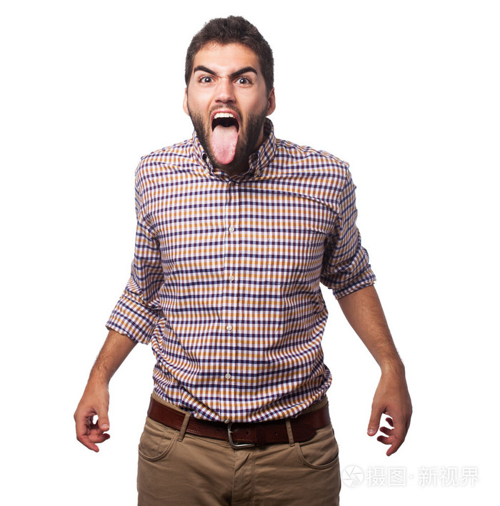 年轻人展示他的舌头