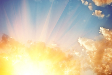 在阳光灿烂的日子在池塘边玩耍的快乐可爱的小女孩在阳光明媚的夏日里