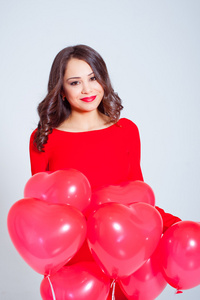 美丽的年轻女子，穿着长长的红气球