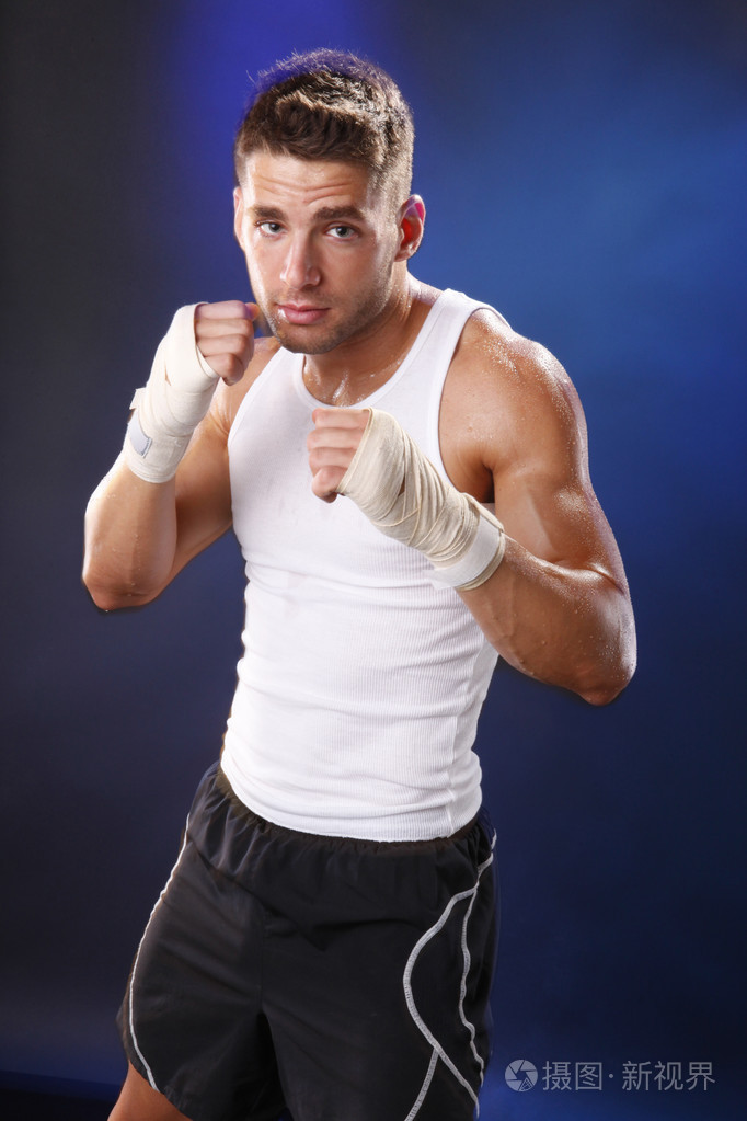 健美的拳击手共事才与手包装