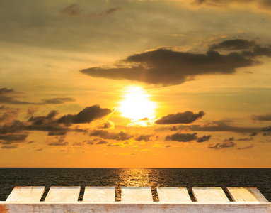 老木桌和大海的美丽日落