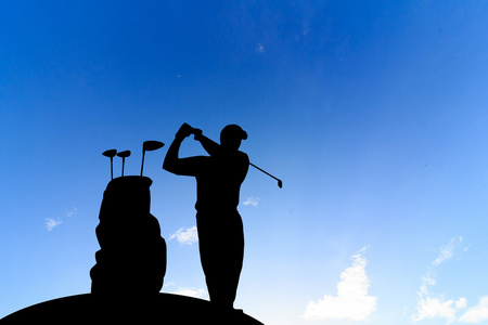 美丽的剪影高尔夫球手天空背光日落背景