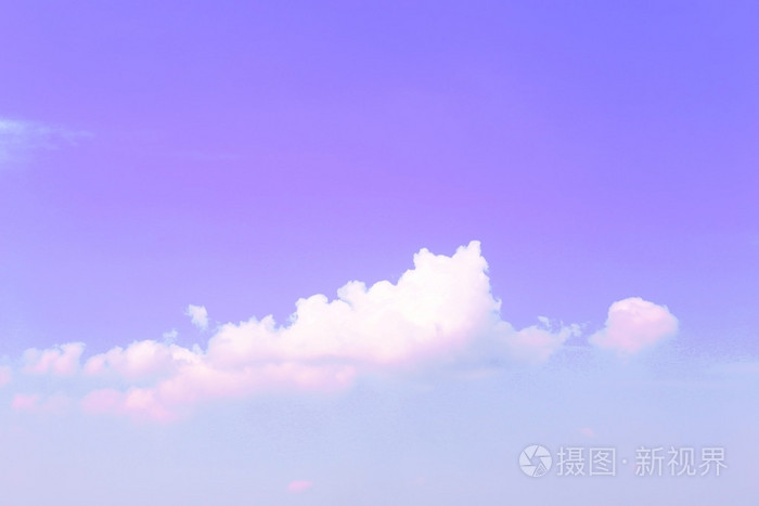 紫色的天空背景与云