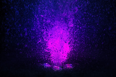 彩色喷泉溅紫色和蓝色的颜色照片