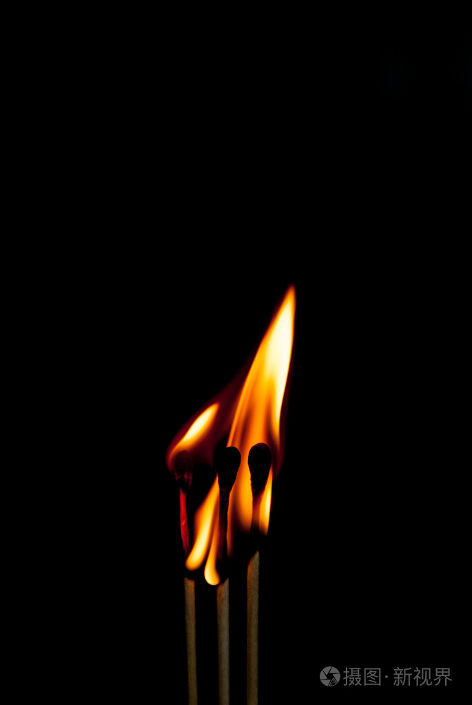 与m火火焰在黑色背景上的背景