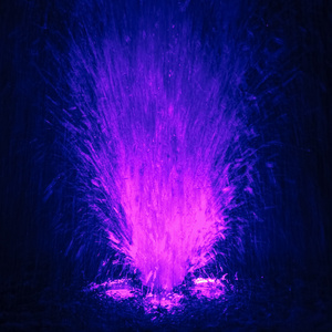 彩色喷泉溅紫色和蓝色的颜色