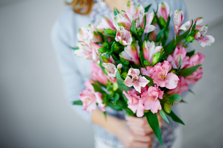 在女性手中的百合花