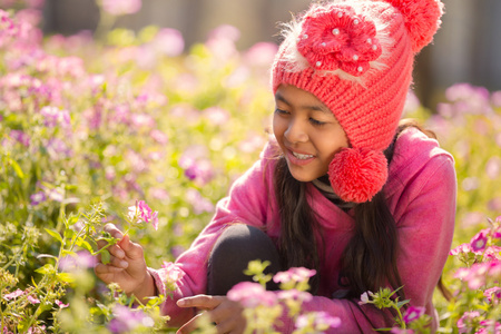 小的亚洲女孩与花卉场