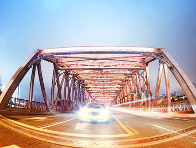 晚上交通灯内的上海外白渡桥