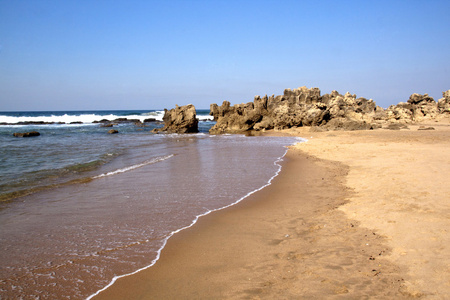 空海滩和岩石在 Umdloti 海滩