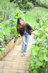 肖像亚洲年轻女人快乐和 Doi 董花园， 生署的微笑