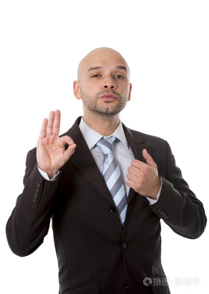 巴西商人在工作成功概念给 ok 手势