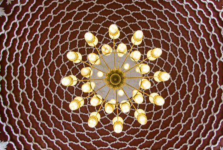 天花板上的美丽马赛克设计。装饰在墙上和枝形吊灯组成