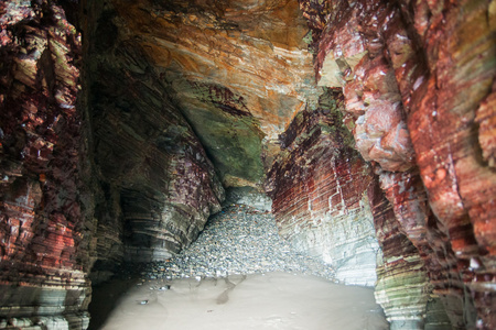 溶洞为 Catedrais 海滩