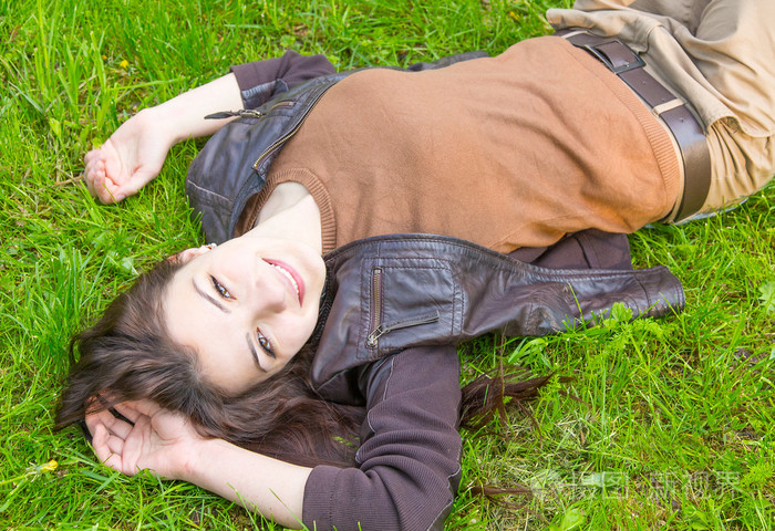 女孩躺在草地上