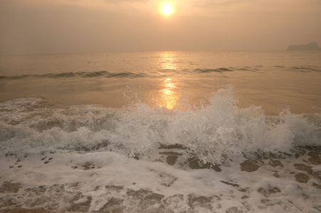 日出多风的日子里的海浪